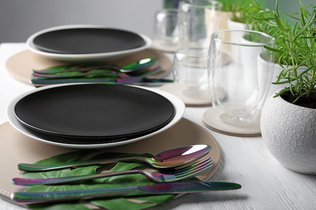 zestaw naczyń i jedzenie